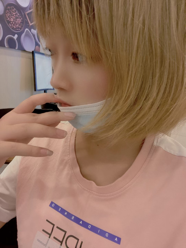 态度很好的00后小嫩妹